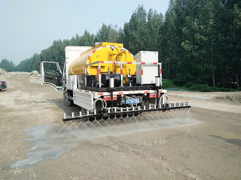 新型乳化沥青洒布车